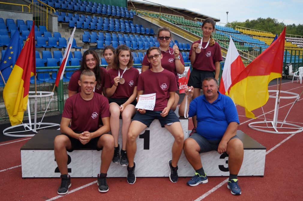 Drużyna łuczników wraz z trenerem Leszkiem Stemplem, foto: materiał nadesłany