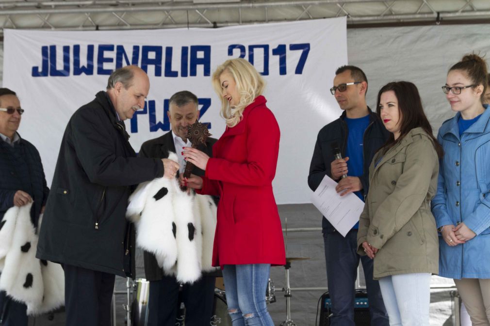 Rektor uczelni przekazał symbolicznie studentom władzę nad uczelnią, foto: materiał nadesłany