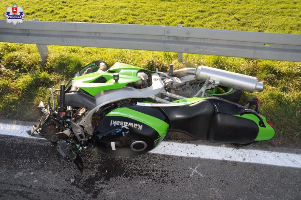 22-latek stracił panowanie nad pojazdem i uderzył w barierę ochronną, foto: Policja
