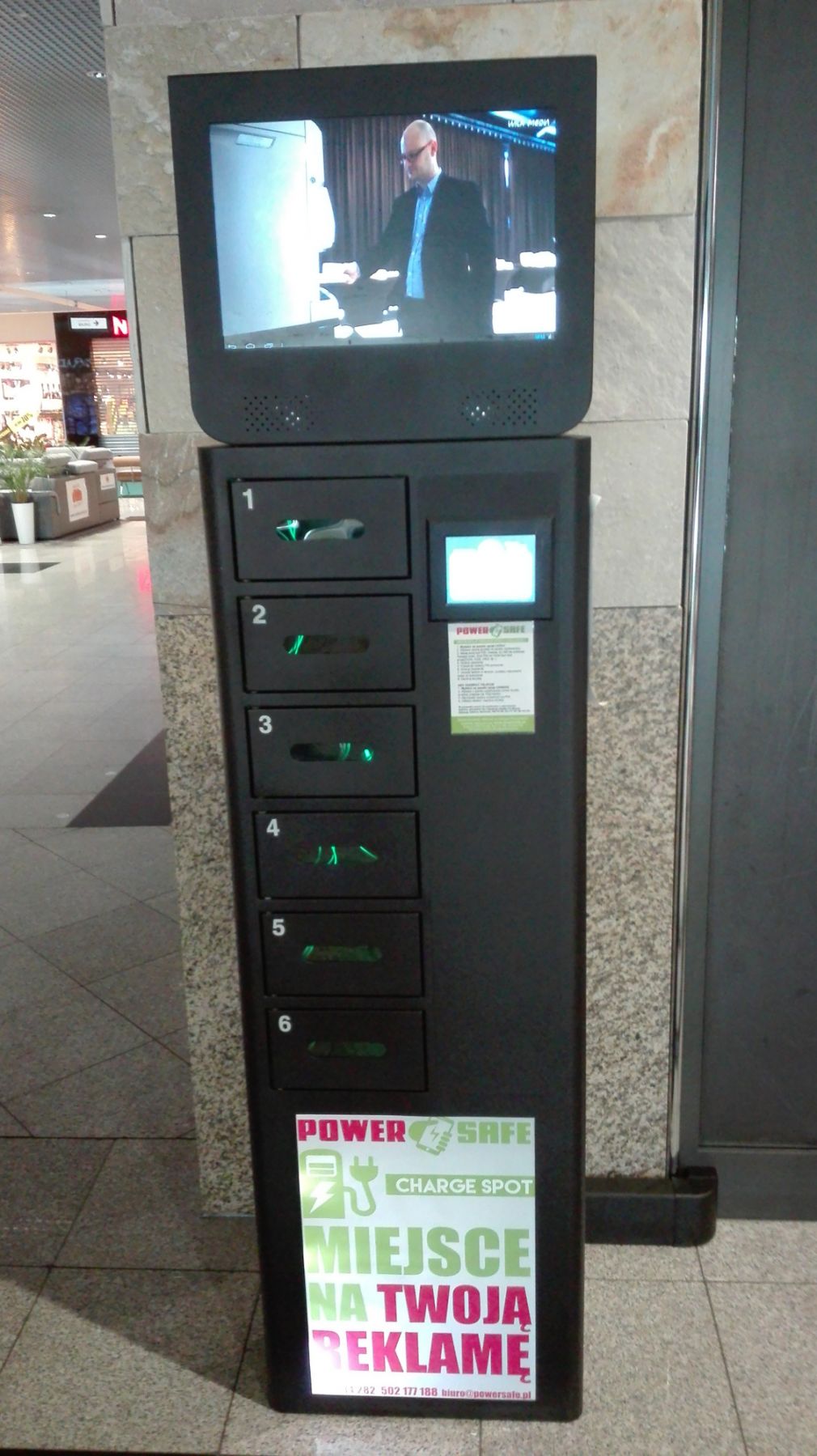 Stacja ładowania telefonów zainstalowana w Galeri Twierdza, foto: materiał nadesłany