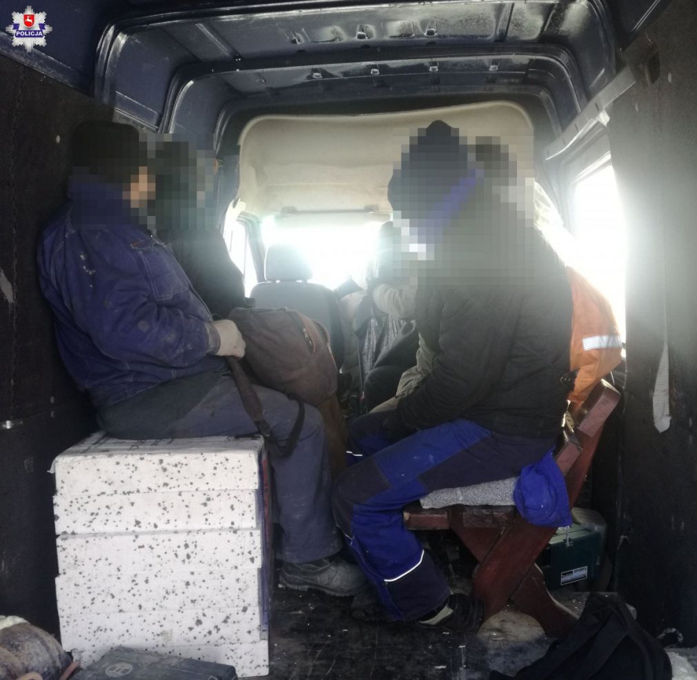 Pasażerowie siedzieli na styropianowych płytach oraz zwykłej ogrodowej drewnianej ławce, foto: Policja