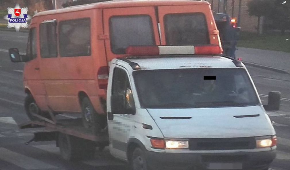 Jeden z mężczyzn pożyczył lawetę od znajomego, po czym wywiózł mercedesa na skład złomu w powiecie zamojskim, foto: Policja