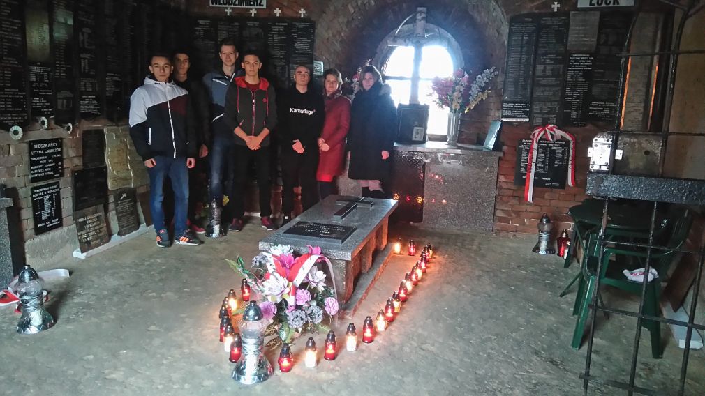 Znicze zapłonęły na Krypcie Wołyńskiej na Rotundzie w Zamościu, foto: materiał nadesłany