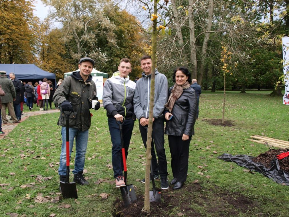Rozdanie nagród poprzedziło wspólne sadzenie jabłoni i magnolii na Polu Mokotowskim w Warszawie, foto: materiał nadesłany