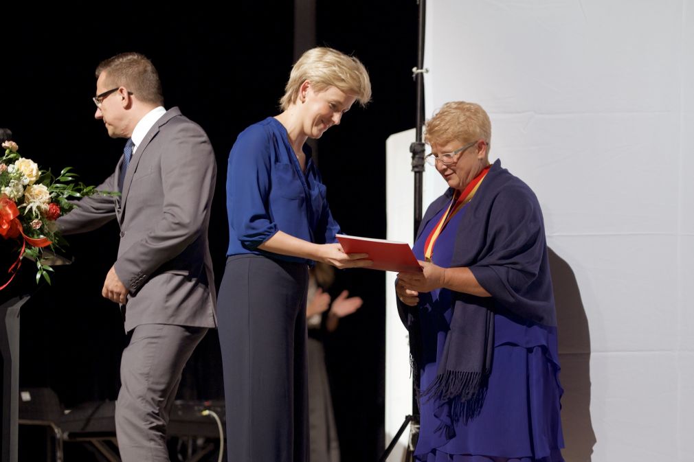 Maria Król podczas uroczystości uhonorowana została medalem "Zasłużony dla Zamościa", foto: Szybkie OkO (materiał nadesłany)