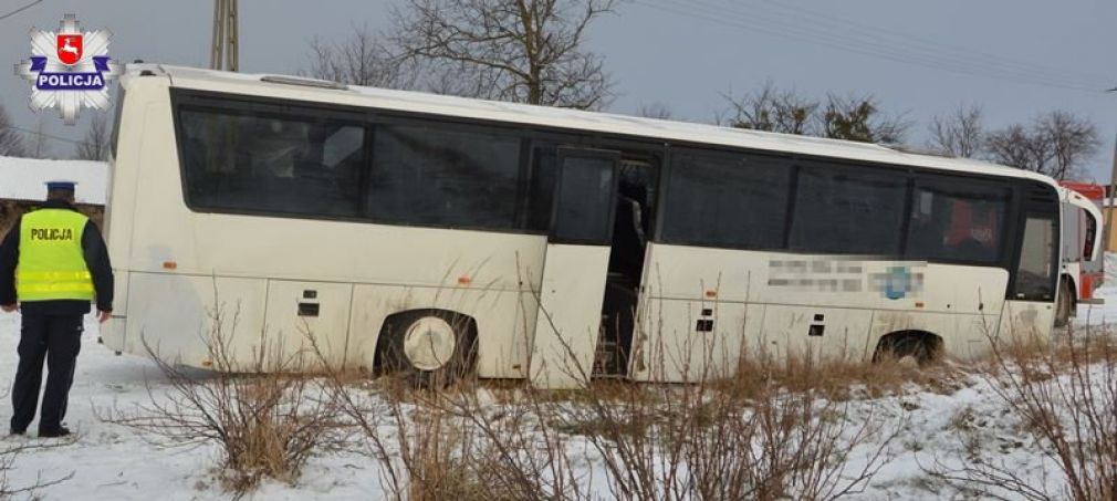 Autobus przodem wjechał do rowu, foto: Policja