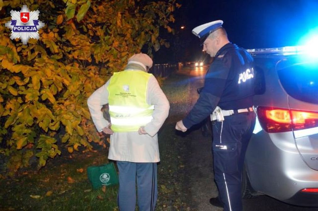 Zamojscy policjanci rozdawali pieszym odblaski, foto: Policja