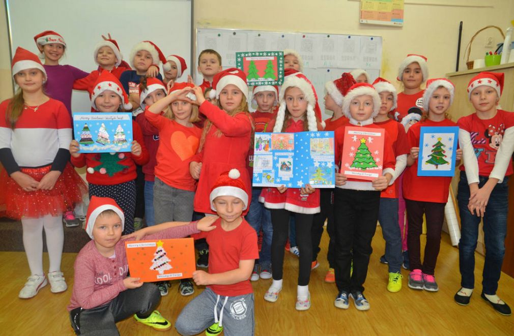 Dzieci z klas trzecich przygotowały i pięknie ozdobiły kartki świąteczne, foto: SP nr 8