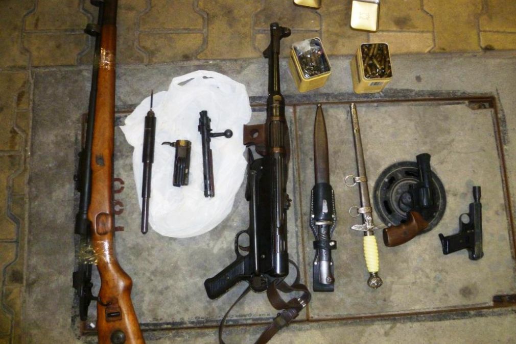 Obywatel Ukrainy miał w swoim bagażu m.in. karabin Mauser, pistolet maszynowy MP 40 wraz z dwoma magazynkami i amunicją, foto: Służba Celna, materiał nadesłany