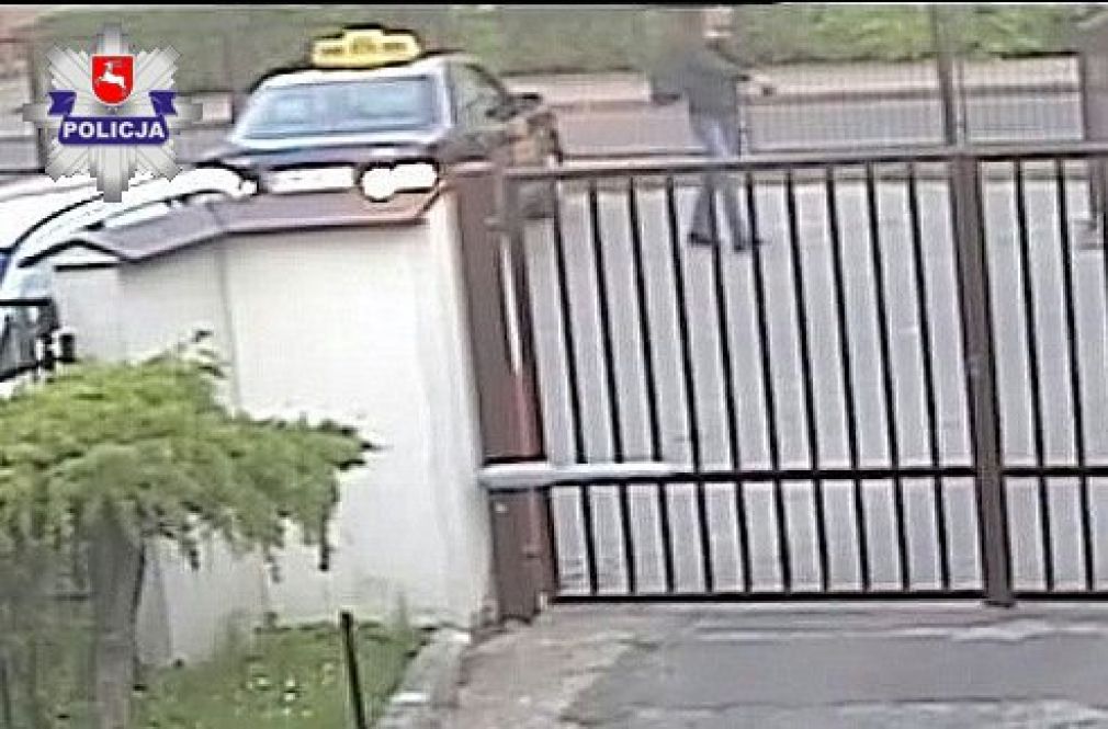 Mężczyzna wyszedł z budynku komendy i uciekł w kierunku pobliskiego osiedla nie płacąc za kurs w taksówce, foto: Policja