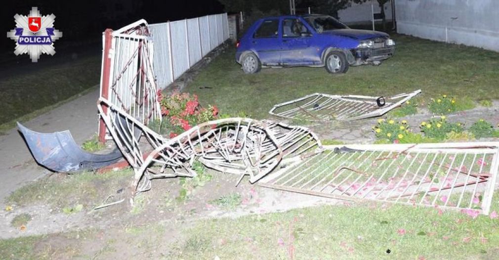 Uszkodzone zostały metalowe przęsła oraz brama i furtka, foto: Policja