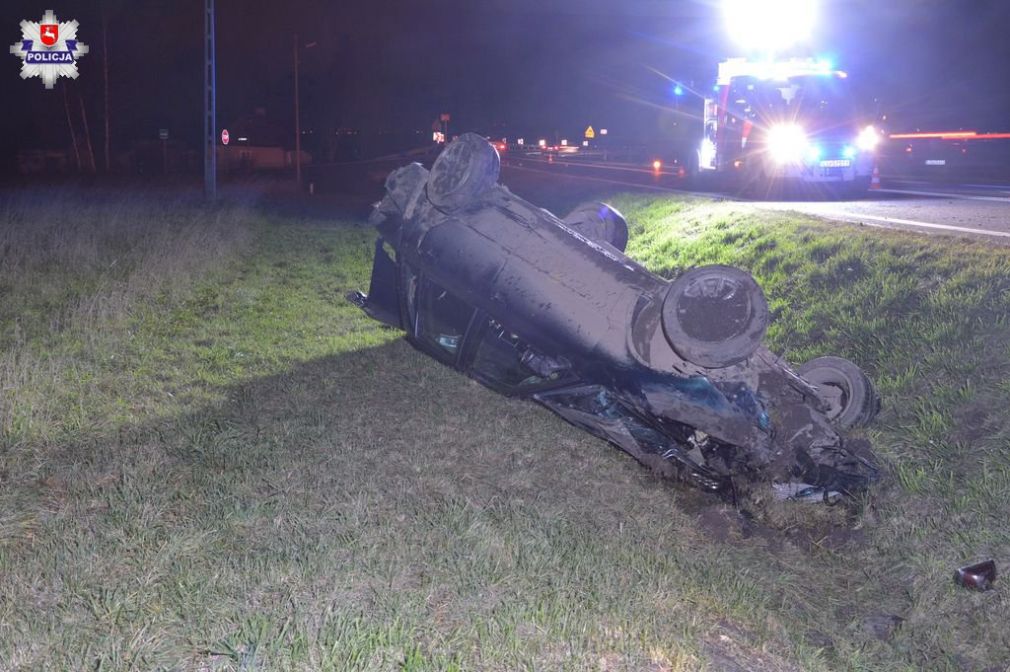 Do szpitala trafiły trzy osoby, po tym jak w sobotę tuż po północy a Łabuniach Audi wypadło z drogi i dachowało, foto: Policja