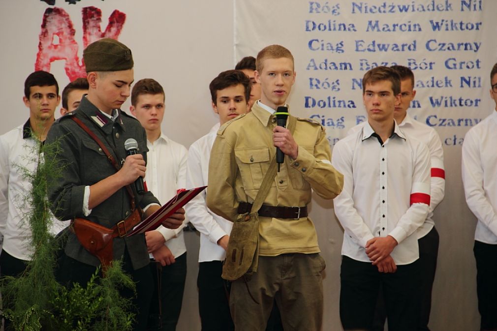 Akademia z okazji Święta Patrona Szkoły i 78 rocznicy powstania Podziemnego Państwa Polskiego odbyła się dzisiaj w budynku szkoły, foto: Mirosław Ostrowski