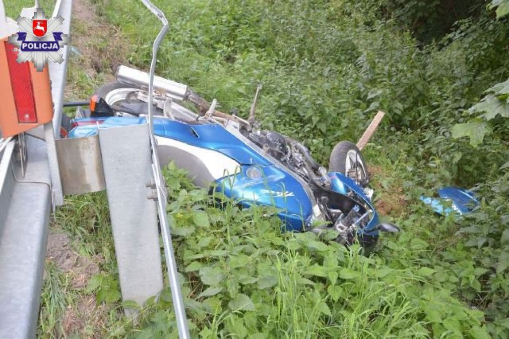 Kierujący spadł z przydrożnej skarpy, motocykl natomiast zatrzymał się po drugiej stronie bariery, foto: Policja