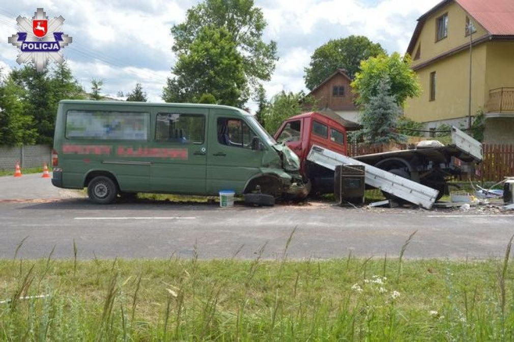 Zderzyły się dwa pojazdy - marki Daewoo Lublin i Mercedes, foto: Policja