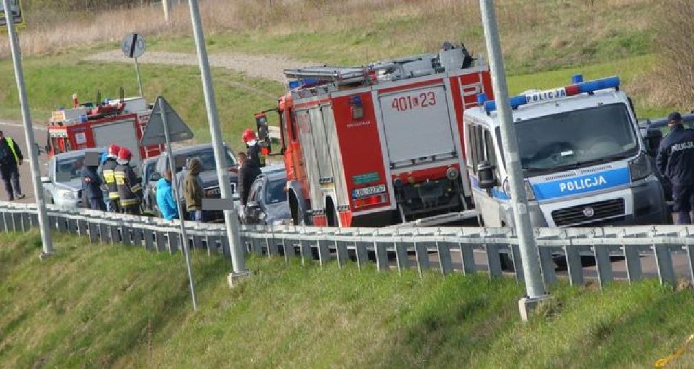 Jastrząb uszkodził szybę, pogiął dach i wyrwał antenę CB radia, foto: Policja