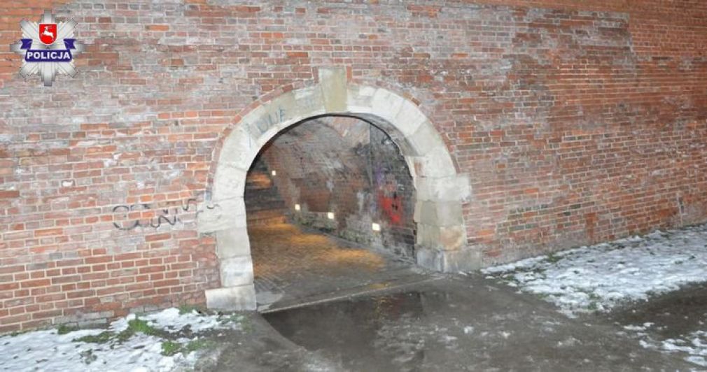 14-latek na murach tzw. furty wodnej na zamojskiej starówce czerwoną farbą w sprayu namalował kształt twarzy z podpisem, foto: Policja