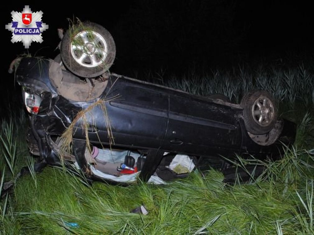 Samochód kilkukrotnie koziołkował, kierowca wypadł z auta, foto: Policja