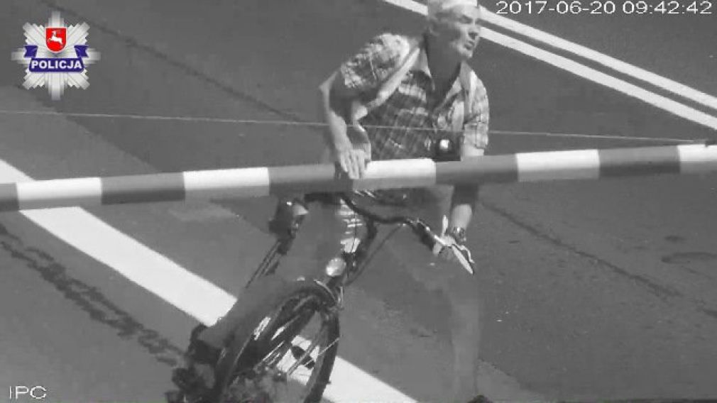 Jadący rowerem mężczyzna uderzył w opuszczony szlaban, foto: Policja