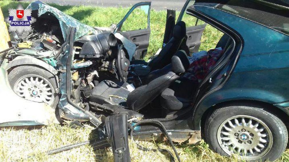 Kierowca został zakleszczony w aucie, uwolnili go strażacy, foto: Policja