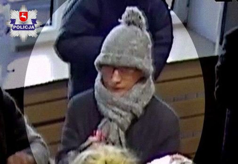 Kradzież pieniędzy została zarejestrowana przez monitoring, foto: Policja