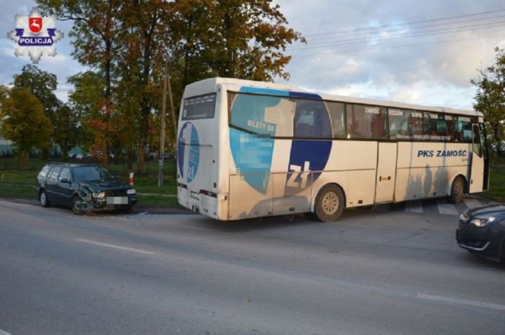 Do wyapdku doszło kiedy kierowca autobusu marki BOVA skręcał w lewo, foto: Policja