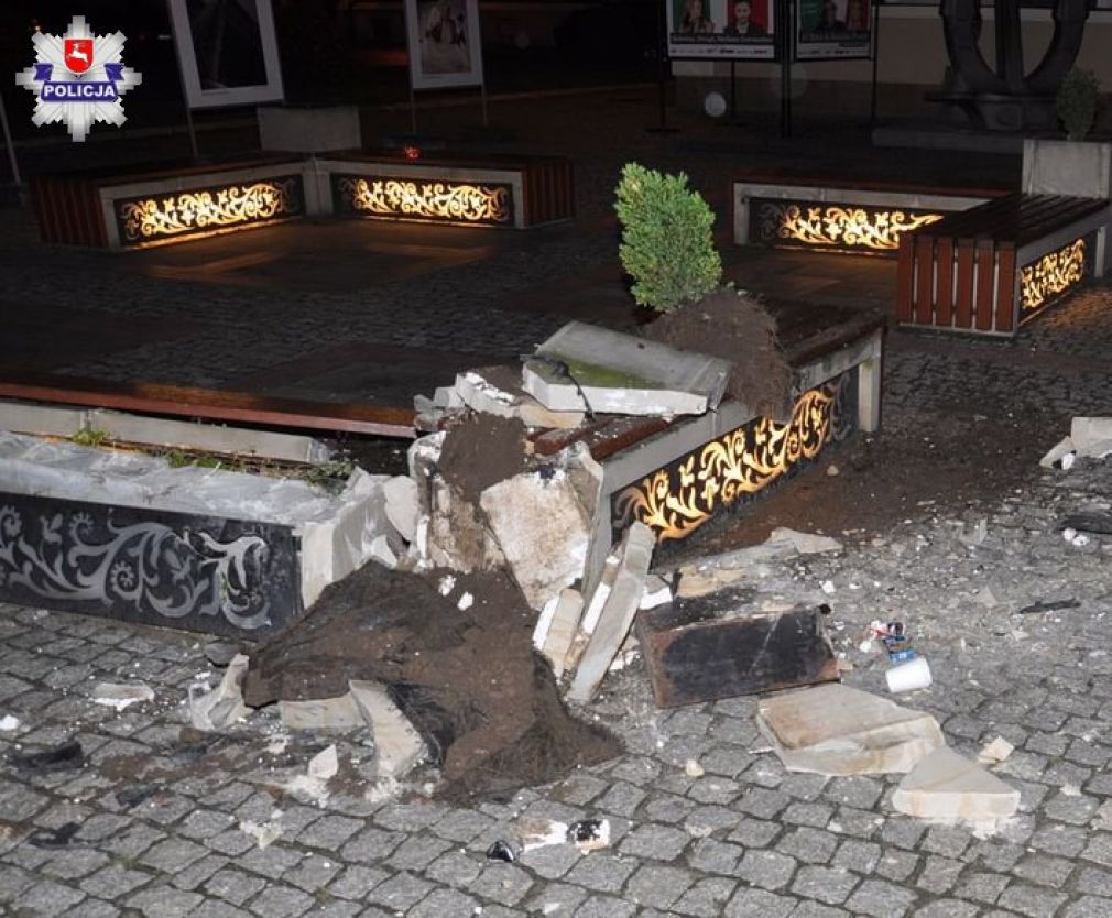 Pojazd uderzył w wystawę fotografii i i ławki na Rynku Solnym, foto: Policja