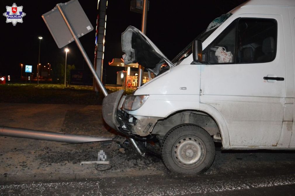 Bus wjechał w latanie, foto: Policja