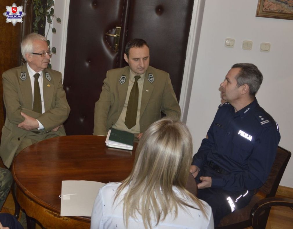 Wczoraj w siedzibie Roztoczańskiego Parku Narodowego w Zwierzyńcu odbyło się oficjalne przekazanie sprzętu komputerowego, foto: Policja
