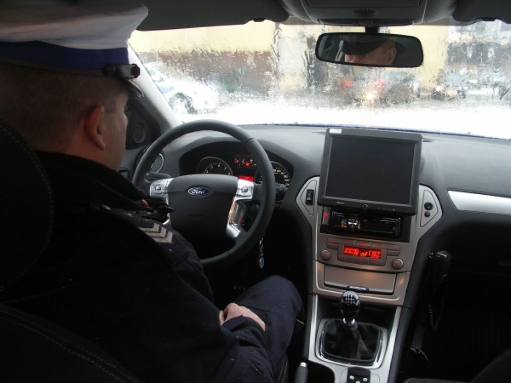 Przed wychłodzeniem uratowali go policjanci, foto: archiwum (zdjęcie poglądowe)