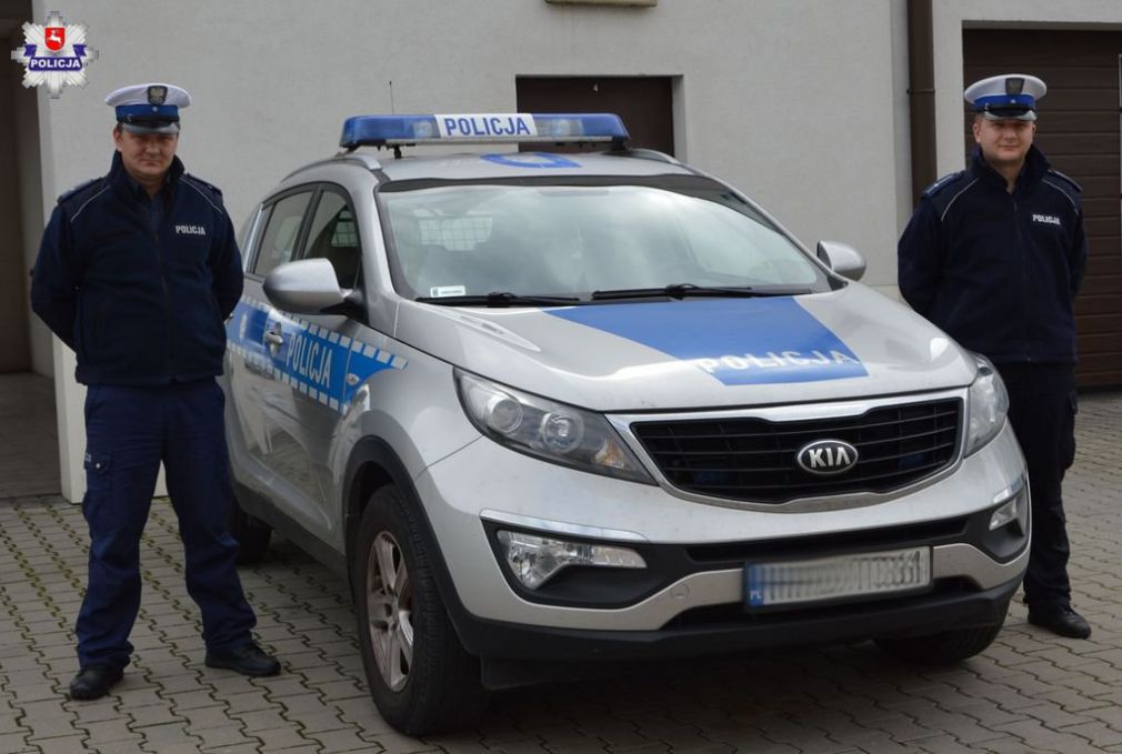 Mł.asp. Mateusz Wlentyn i mł.asp. Darek Topolnicki reanimowali 53-latkę, foto: Policja