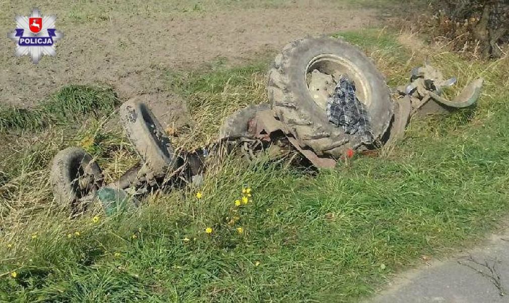 Z nieustalonych przyczyn ciągnik zjechał do melioracyjnego rowu, foto: Policja