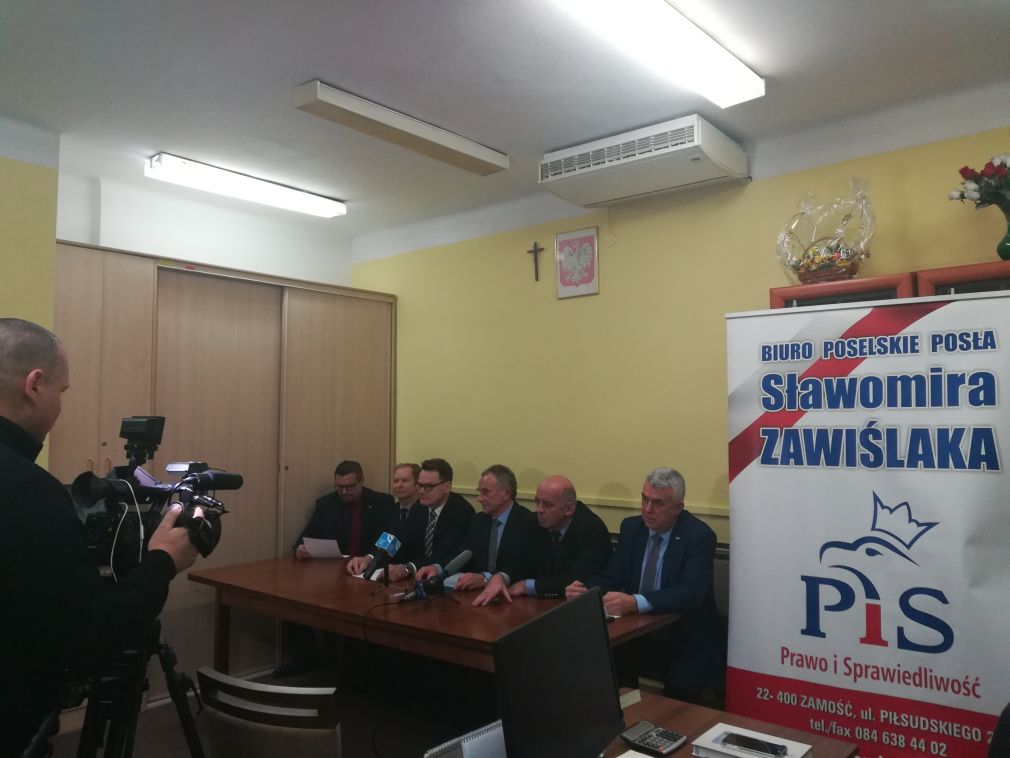 Radni na poniedziałkowej konferencji prasowej zapowiedzieli, że podjęli już działania, aby projekt uchwały ponownie trafił na obrady sesji, foto: materiał nadesłany