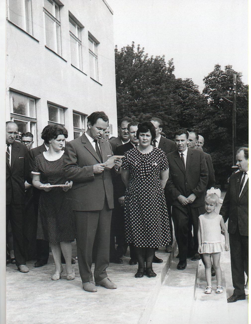 Otwarcie Powiatowego Domu Kultury, 1964 r., fot. Stanisław Orłowski, neg. W8.343, przemawia Przewodniczący MRN Eugeniusz Zgnilec, obok Danuta Dziuńko (vice)