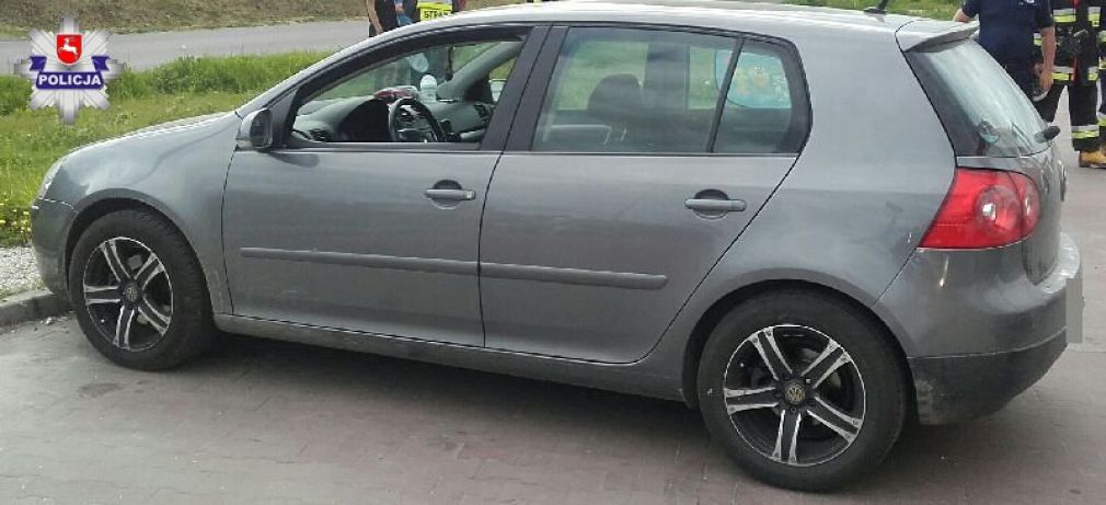 Policjanci wybili w aucie szybę i wyciągnęli z wnętrza 5 miesięczną dziewczynkę, foto: Policja