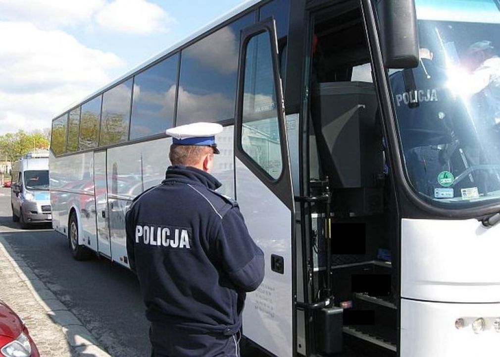 Policjanci zachęcają do zgłaszania kontroli autokarów wycieczkowych przed podróżą, foto: Policja