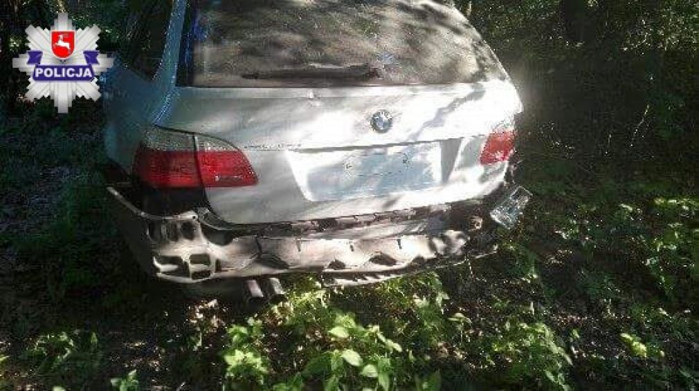 Kierowca BMW cofał z drogi polnej na krajową 17-stkę, w tył jego samochodu uderzył motocyklista, foto: Policja