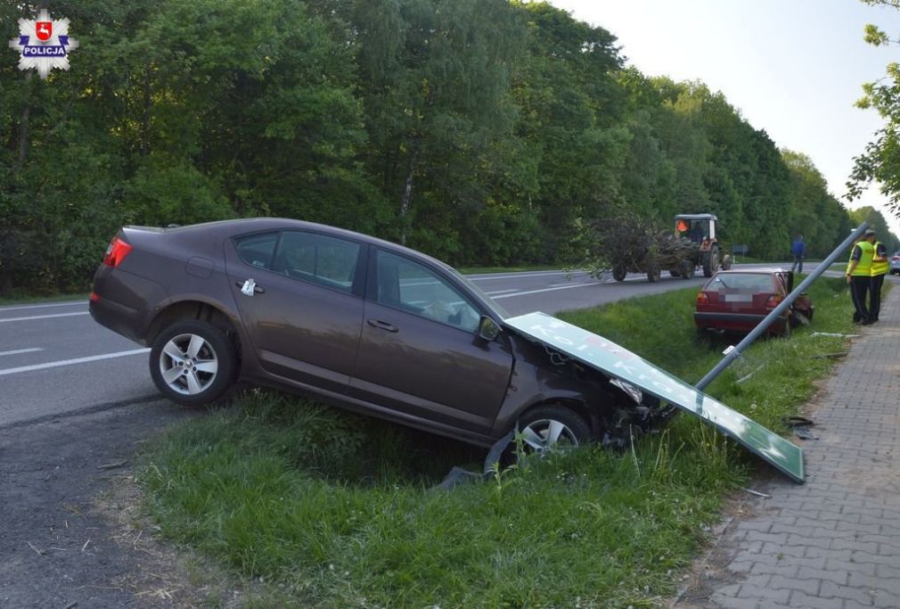 Oba pojazdy zakończyły jazdę w przydrożnym rowie, foto: Policja