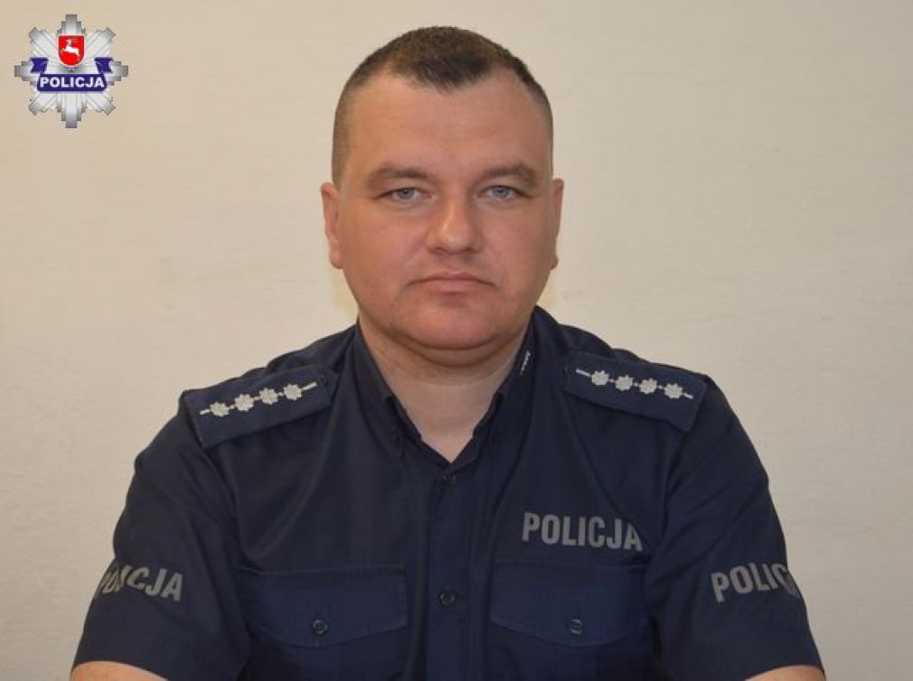 dziecko uratował dzielnicowy, który wszedł po rynnie na balkon, foto: policja