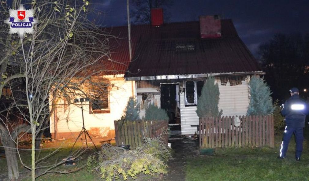 W trakcie akcji gaśniczej strażacy ujawnili wewnątrz budynku zwęglone zwłoki mężczyzny, foto: Policja