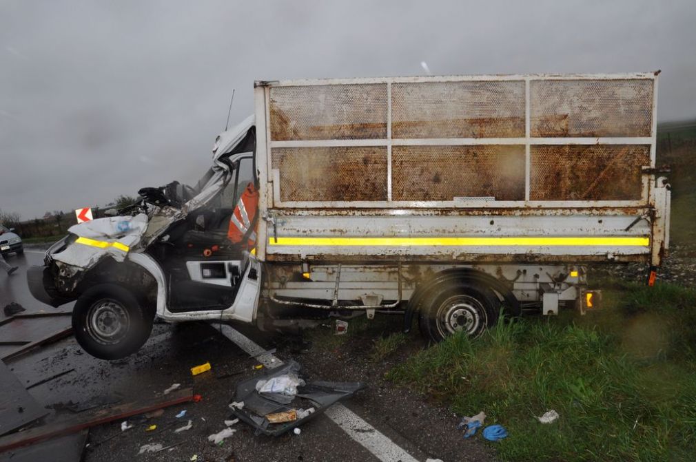 Trzy osoby podróżujące mercedesem trafiły do szpitala, foto: Policja