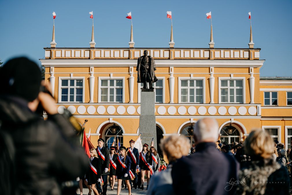 foto: pomnik Marszałka Józefa Piłsudskiego w Zamościu, materiał poglądowy