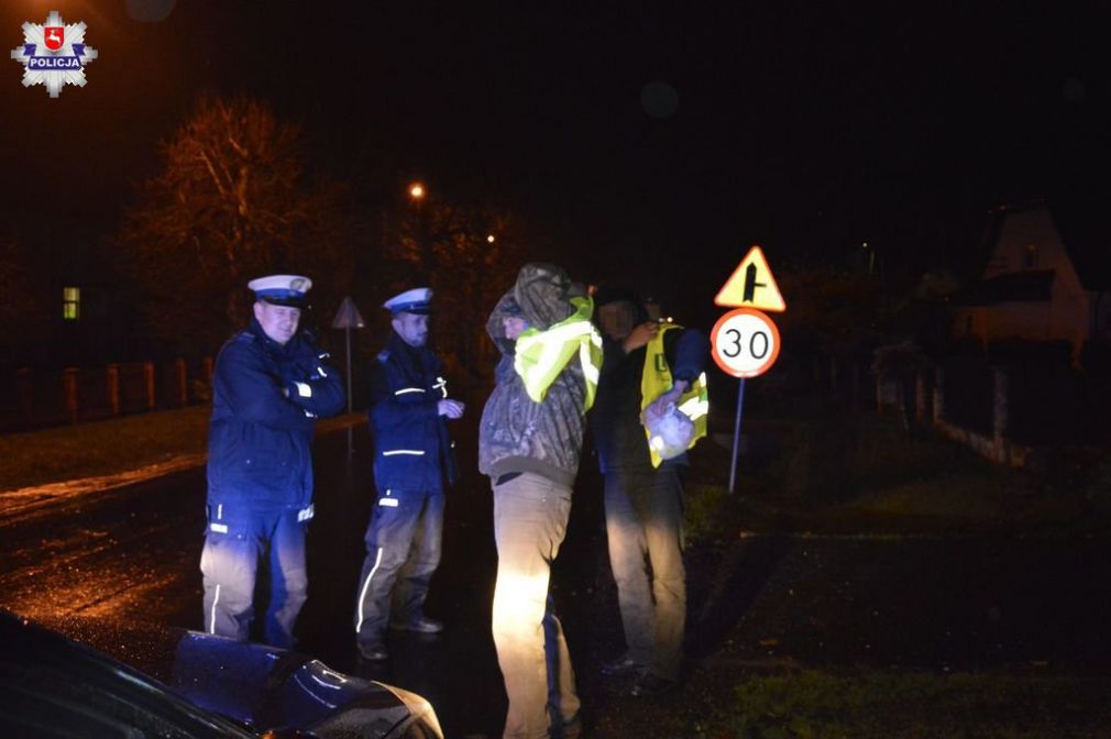 Policjanci przekazywali kamizelki odblaskowe osobom poruszającym się po drodze bez widocznego odblasku, foto: Policja