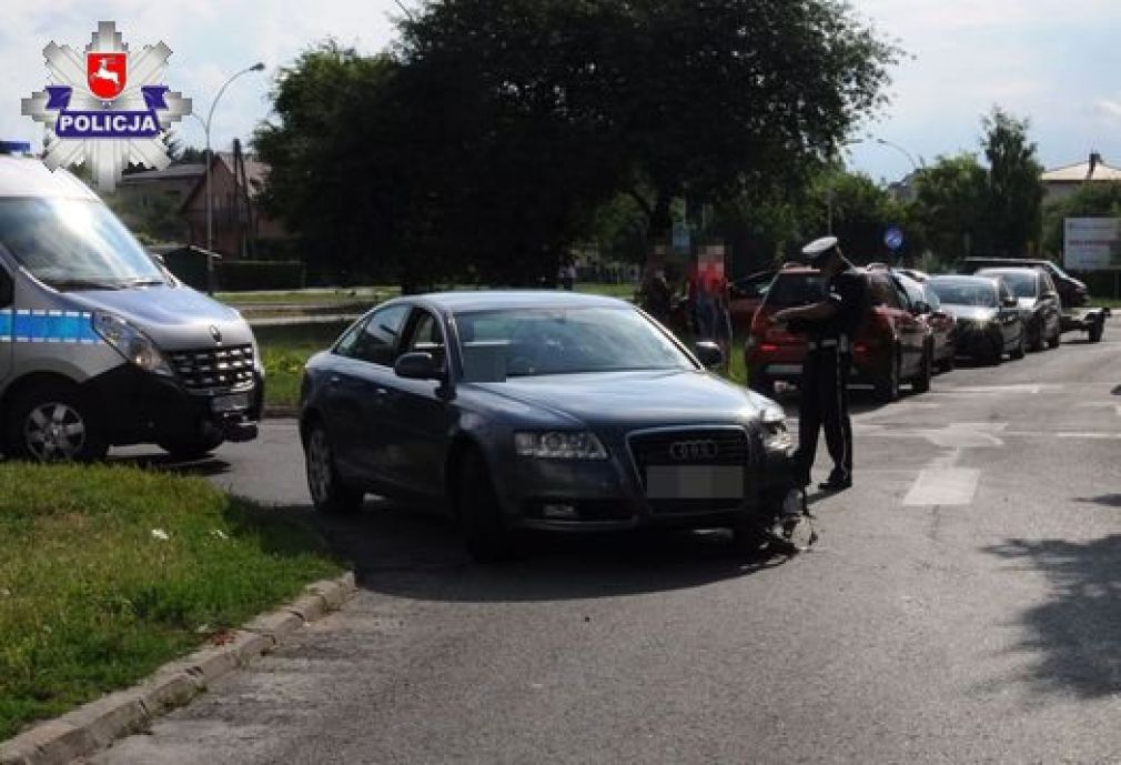 Na ul. Zamoyskiego kierujący suzuki zjechał na przeciwną stronę drogi i uderzył w jadące z przeciwka audi, foto: Policja