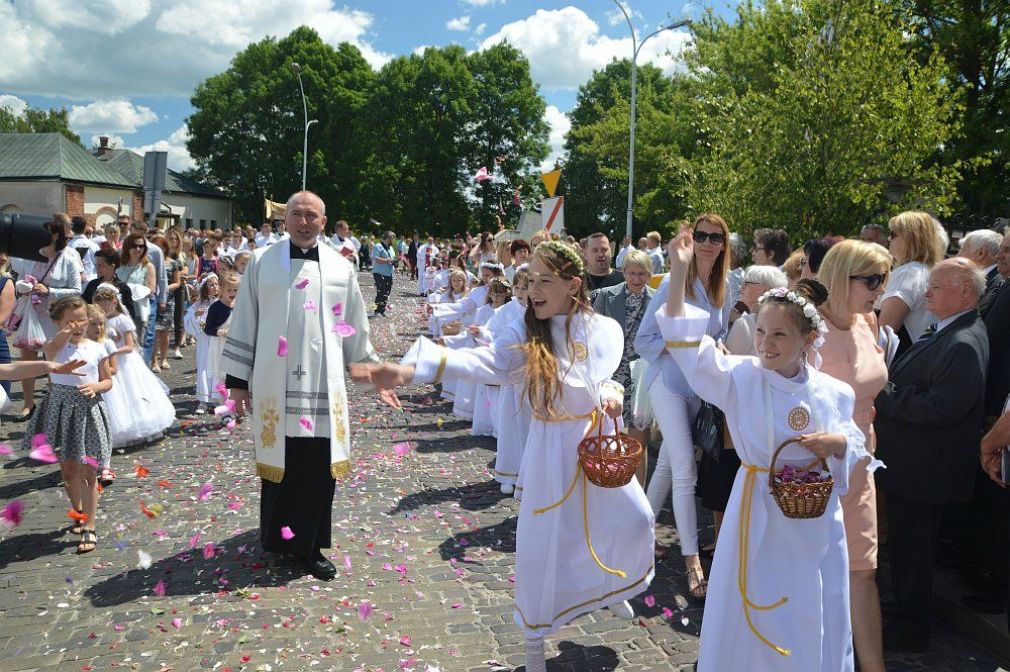 Dzieci sypiące płatki kwiatów na zamojskiej starówce, fot. Paweł Nowak