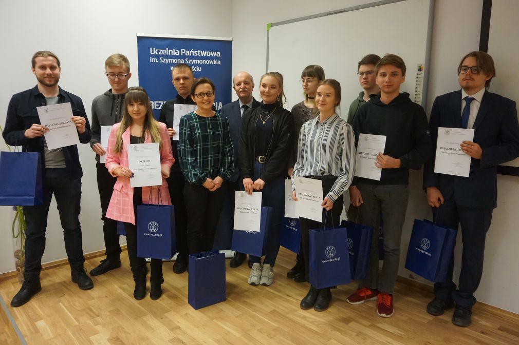 foto: djęcie laureatów wraz z rektorem UPZ i dyrektor Instytutu Humanistycznego UPZ