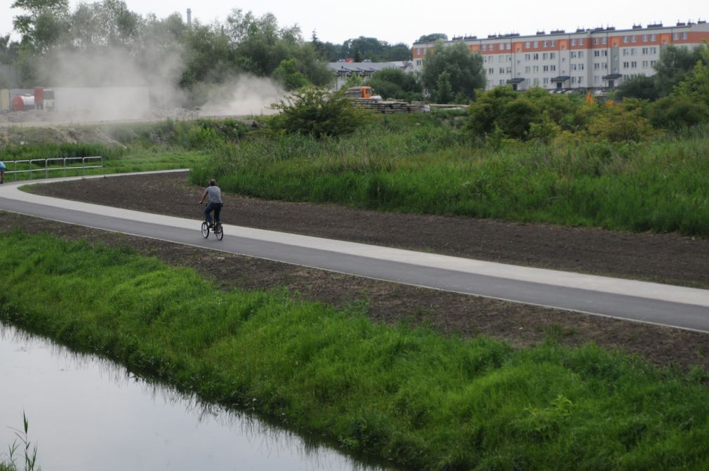 Dotąd niezagospodarowane tereny nad rzeką Łabuńką zostały przeznaczone na ścieżkę pieszo-rowerową, foto: materiał redakcyjny