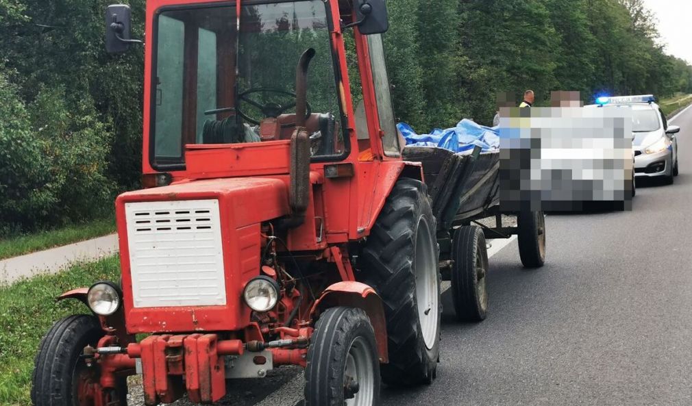 Pijany traktorzysta jechał "wężykiem" drogą wojewódzką. W kabinie wiózł 10-letnie dziecko [NAGRANIE]