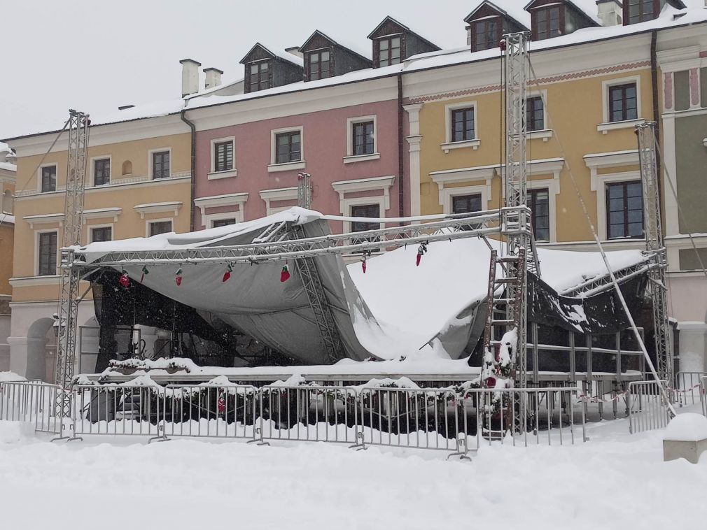 Na rynku w Zamościu zawaliła się scena. Konstrukcja nie wytrzymała naporu śniegu