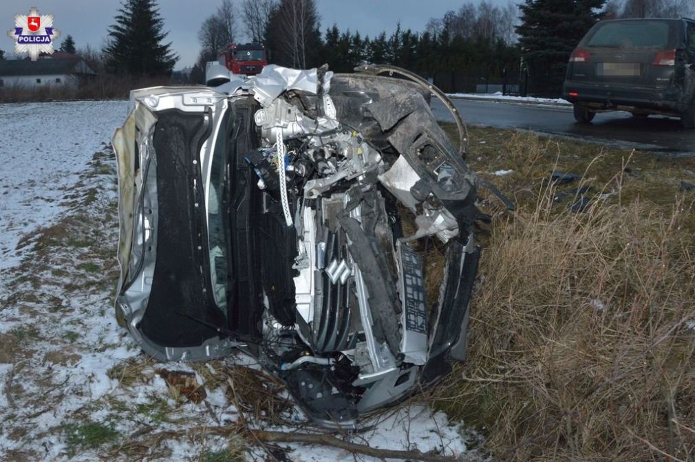 Czołowe zderzenie dwóch osobówek, foto: Policja